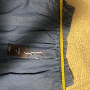 Long pleated skirt with double pockets and elastic waist